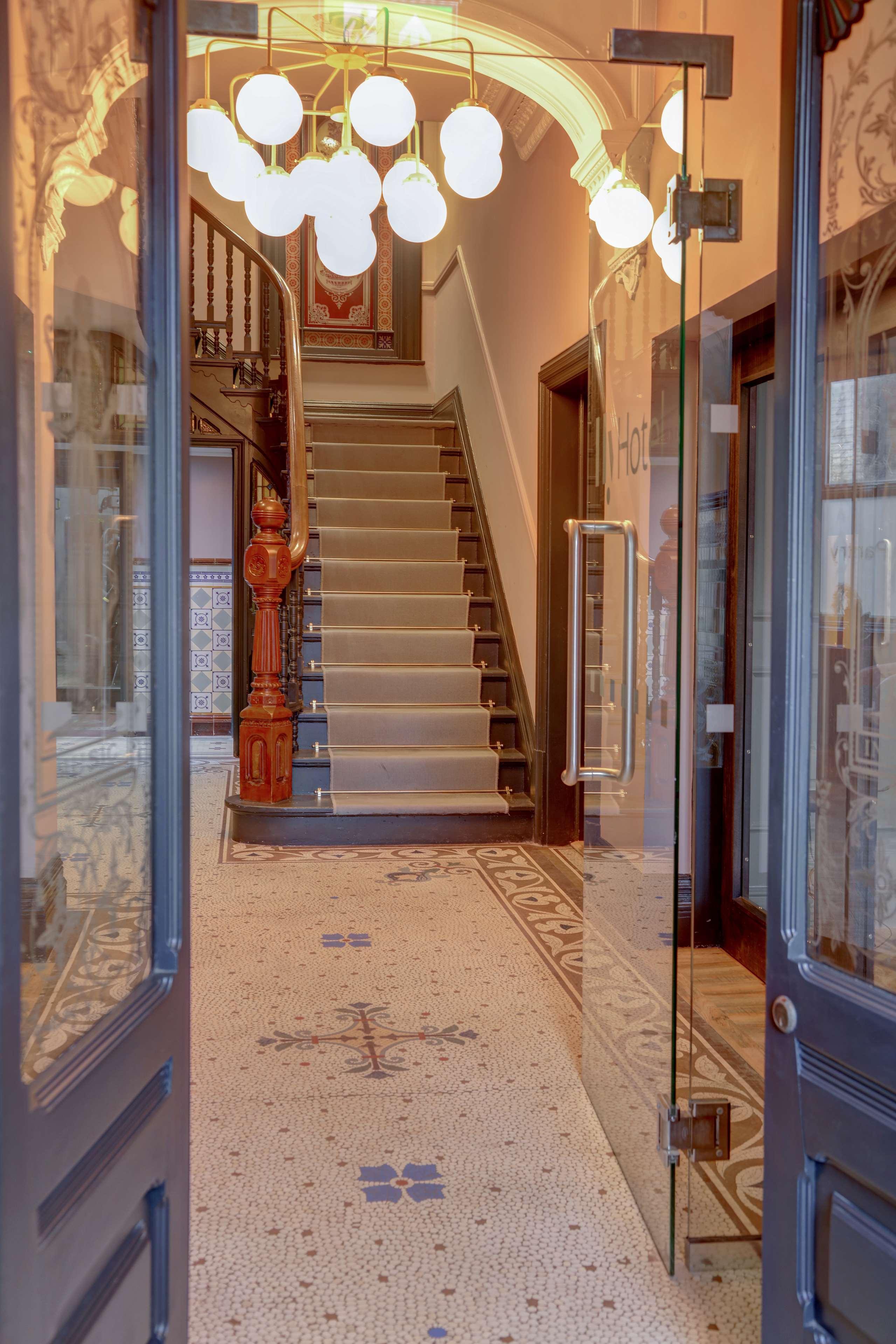 Hy Lytham St Anne'S Aparthotel Lytham St Annes Exterior foto Entrance to the hotel