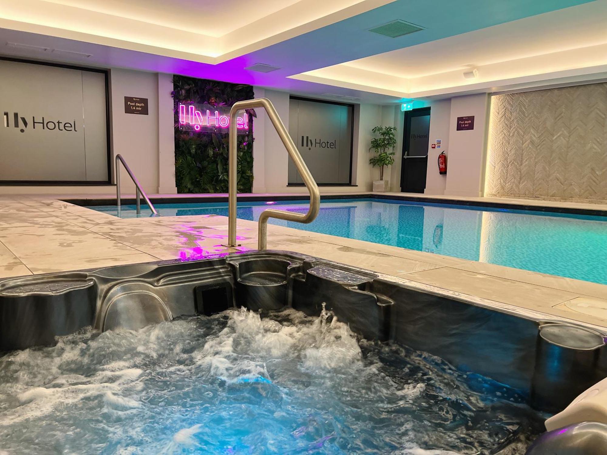 Hy Lytham St Anne'S Aparthotel Lytham St Annes Exterior foto The pool at the Hilton London Paddington