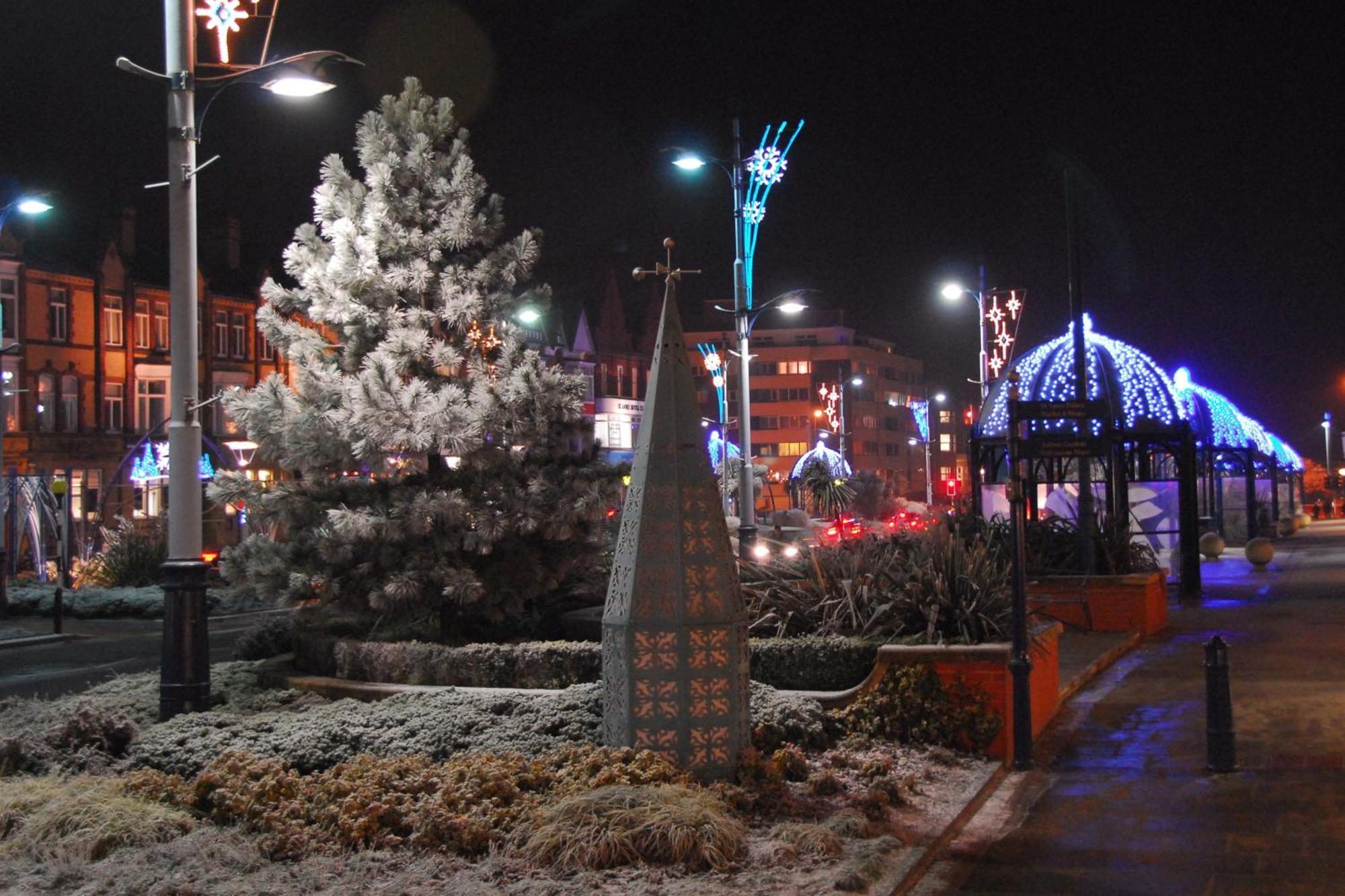 Hy Lytham St Anne'S Aparthotel Lytham St Annes Exterior foto The town centre at Christmas