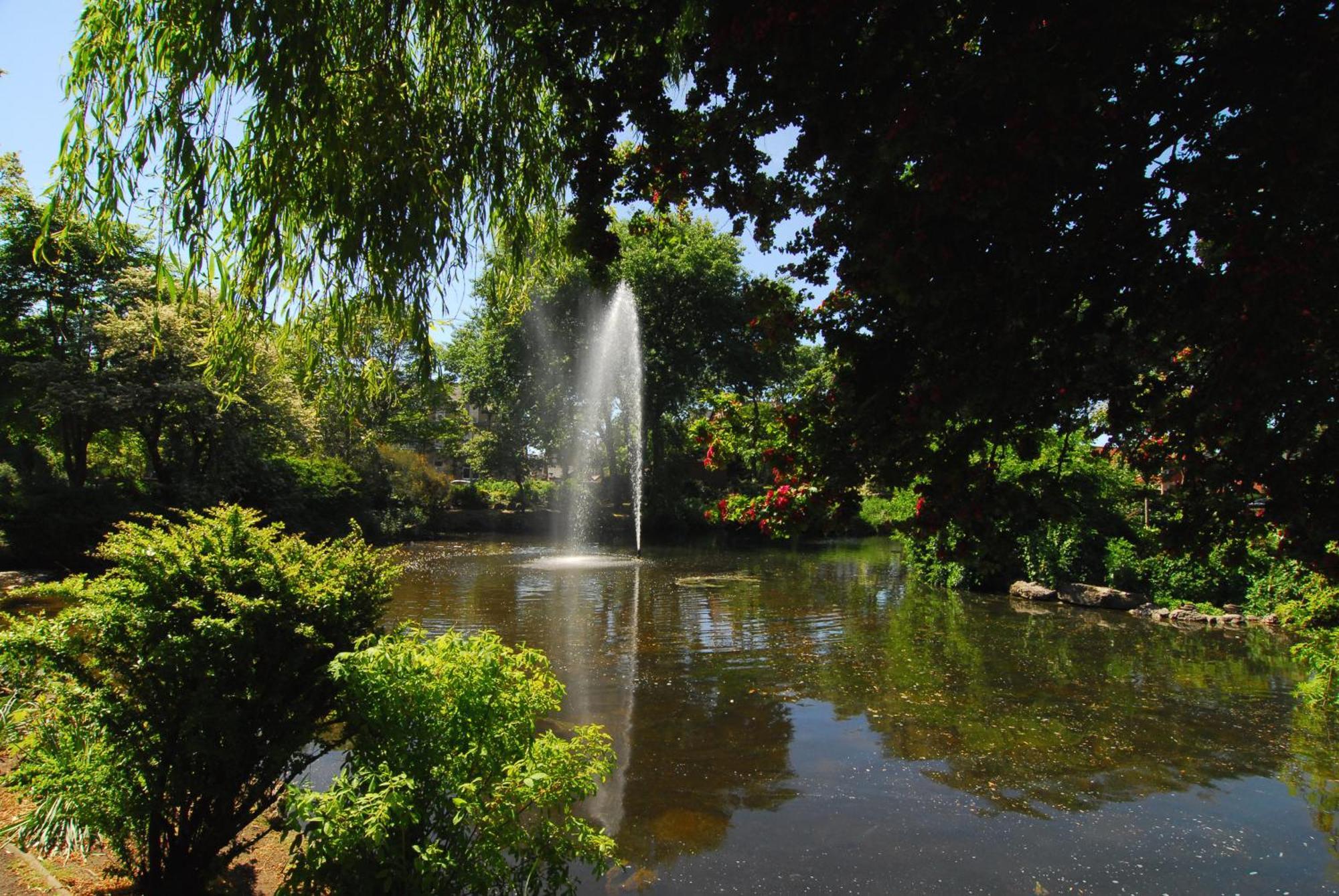 Hy Lytham St Anne'S Aparthotel Lytham St Annes Exterior foto Fountain in the park
