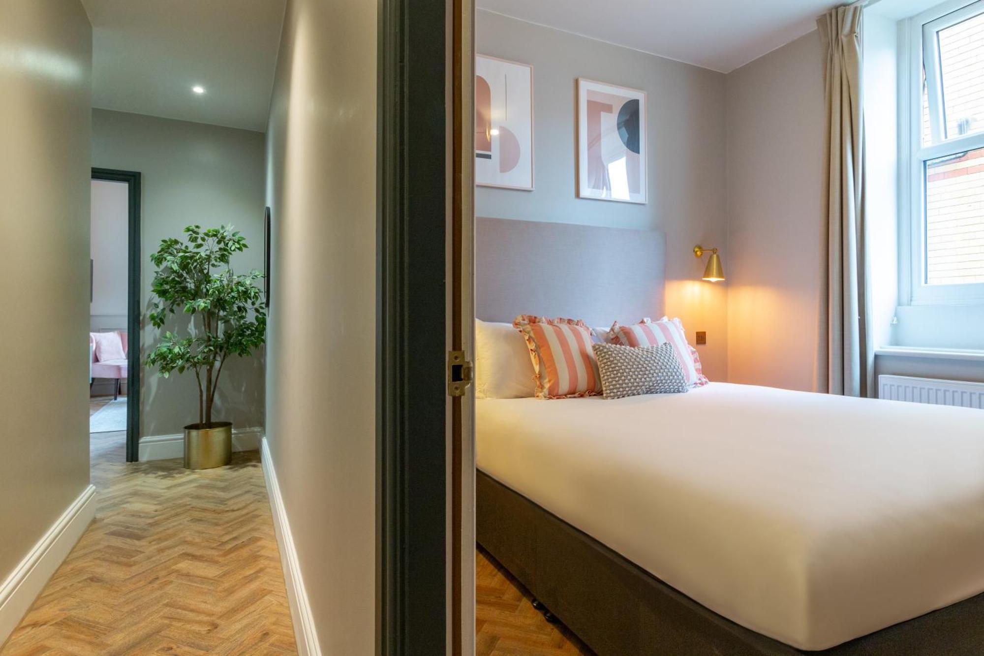 Hy Lytham St Anne'S Aparthotel Lytham St Annes Exterior foto A bedroom at the hotel
