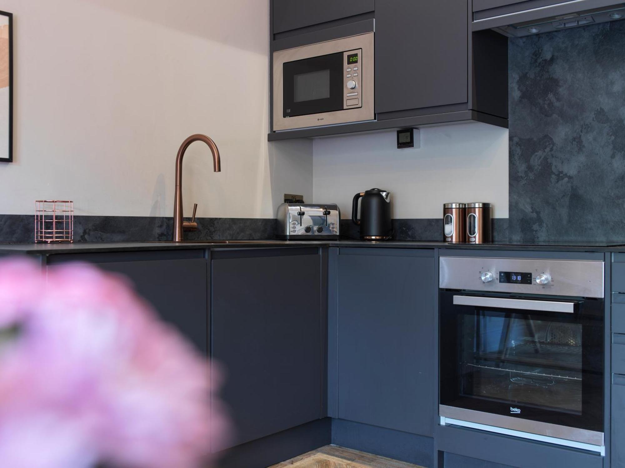 Hy Lytham St Anne'S Aparthotel Lytham St Annes Exterior foto A kitchen in a serviced apartment