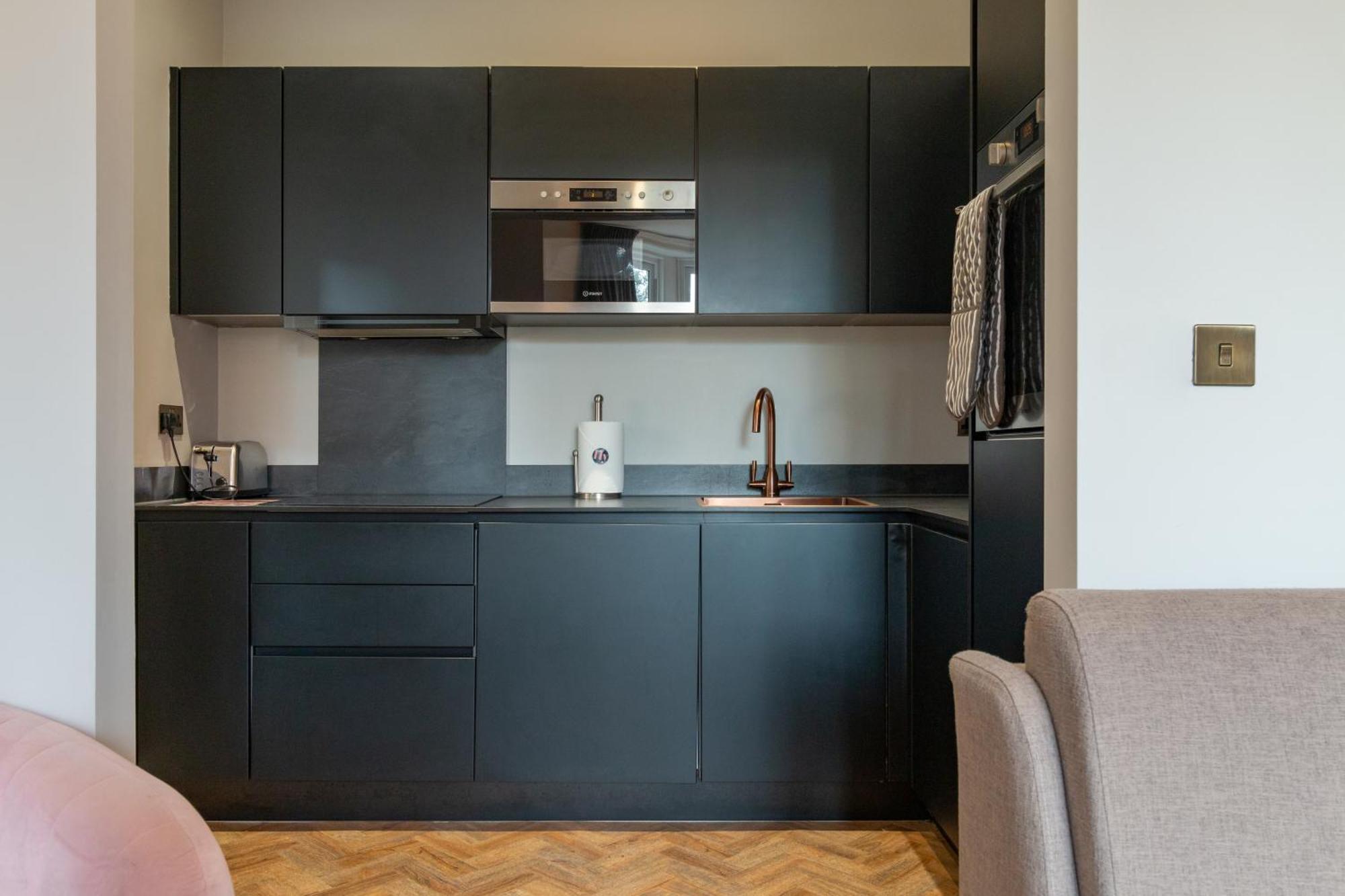 Hy Lytham St Anne'S Aparthotel Lytham St Annes Exterior foto A kitchen in a serviced apartment in London