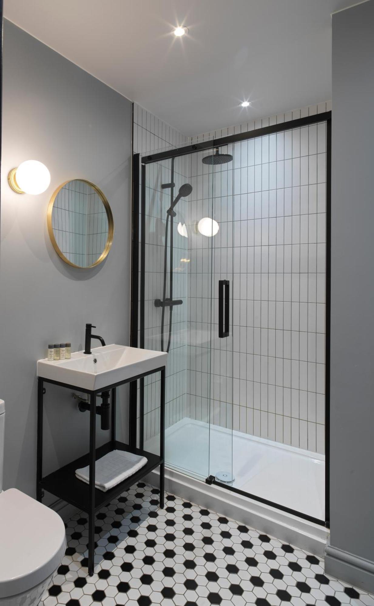 Hy Lytham St Anne'S Aparthotel Lytham St Annes Exterior foto A shower cubicle
