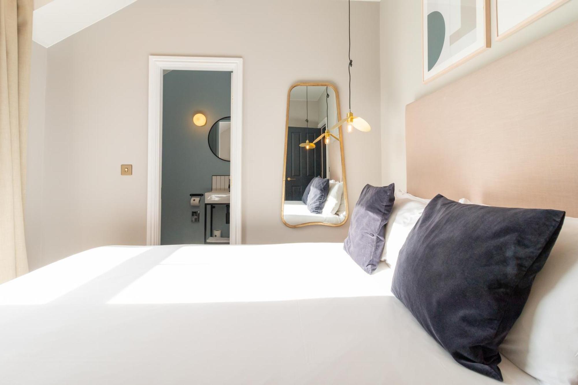 Hy Lytham St Anne'S Aparthotel Lytham St Annes Exterior foto A bedroom at the hotel