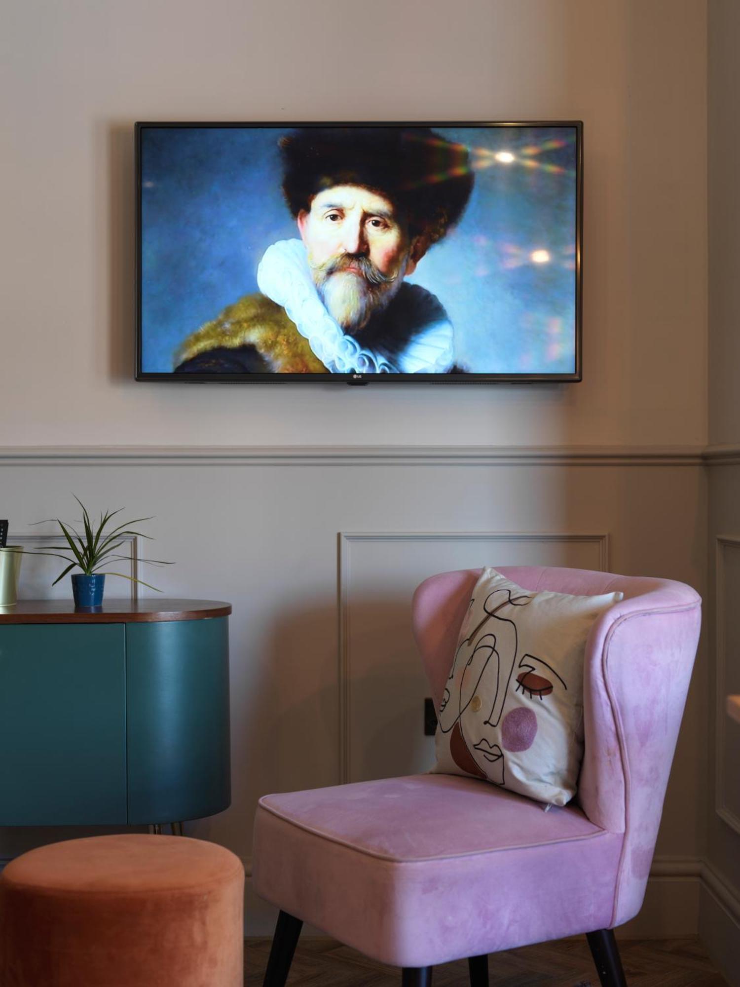 Hy Lytham St Anne'S Aparthotel Lytham St Annes Exterior foto A television set in a hotel room