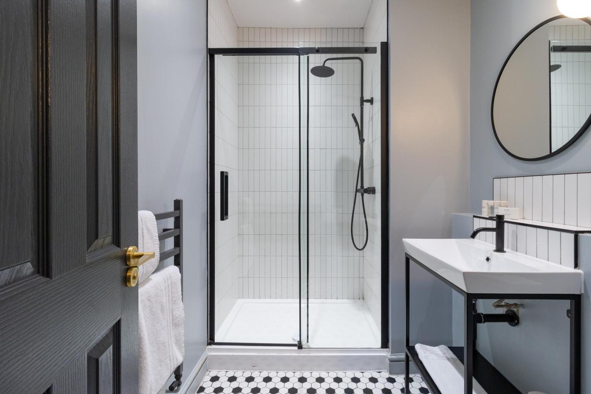 Hy Lytham St Anne'S Aparthotel Lytham St Annes Exterior foto A shower enclosure