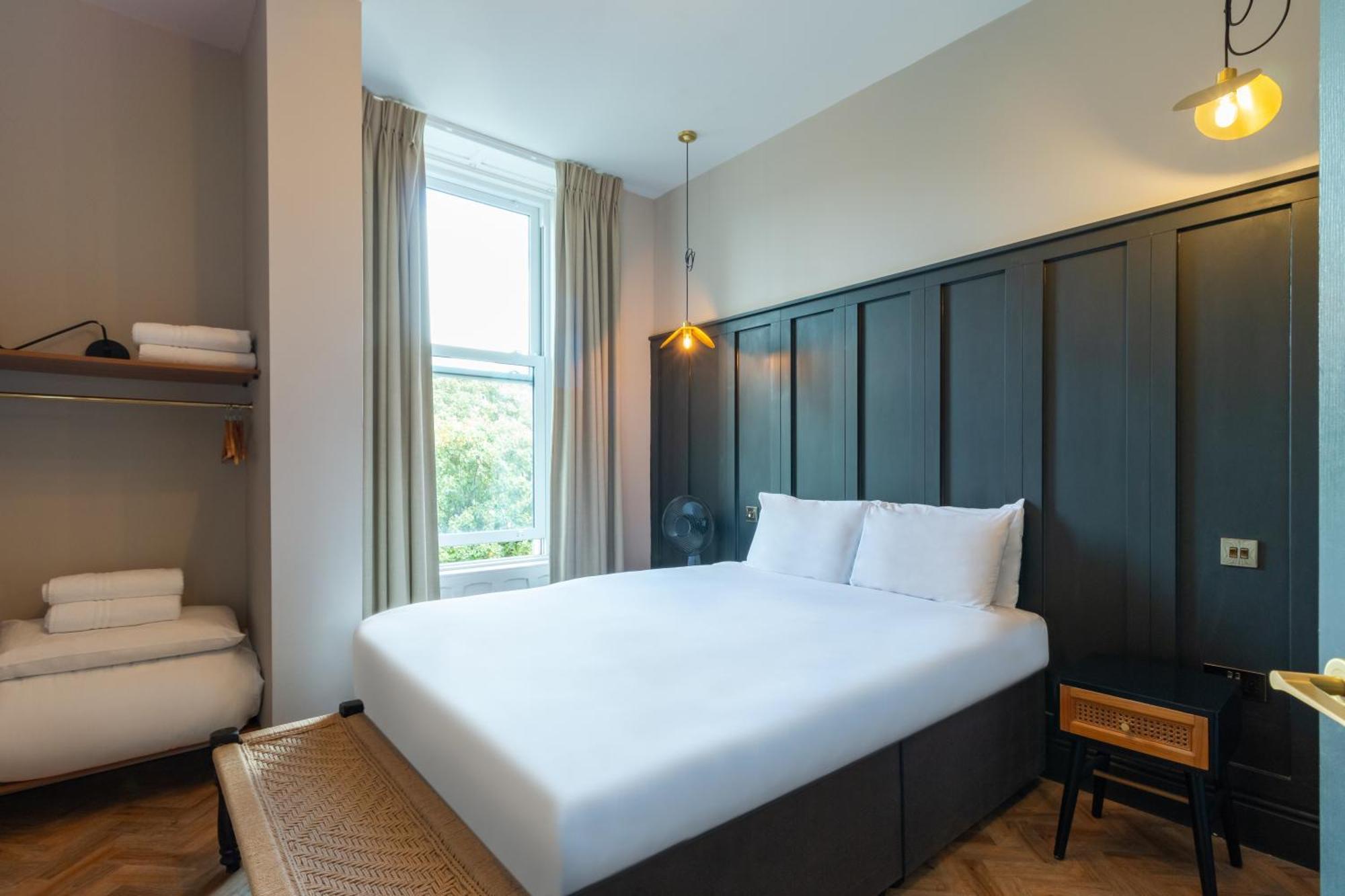 Hy Lytham St Anne'S Aparthotel Lytham St Annes Exterior foto A bedroom at the hotel