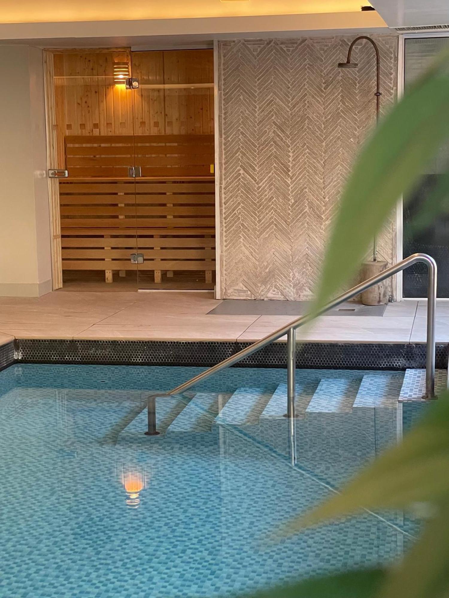 Hy Lytham St Anne'S Aparthotel Lytham St Annes Exterior foto A swimming pool with a sauna