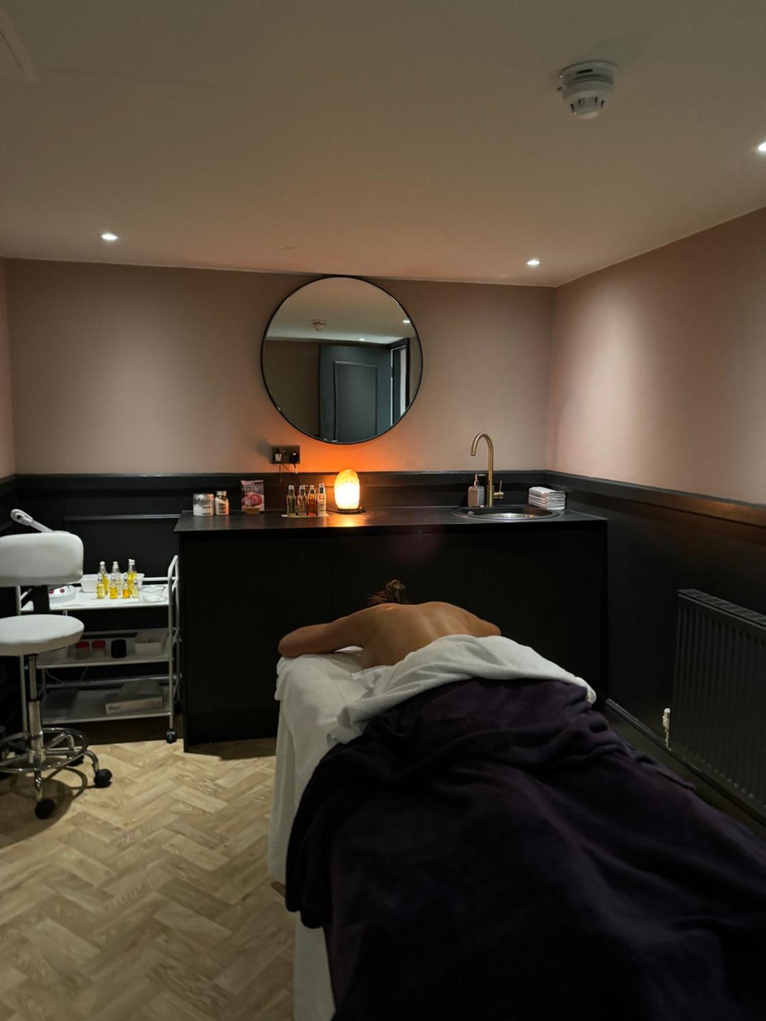 Hy Lytham St Anne'S Aparthotel Lytham St Annes Exterior foto A massage in progress