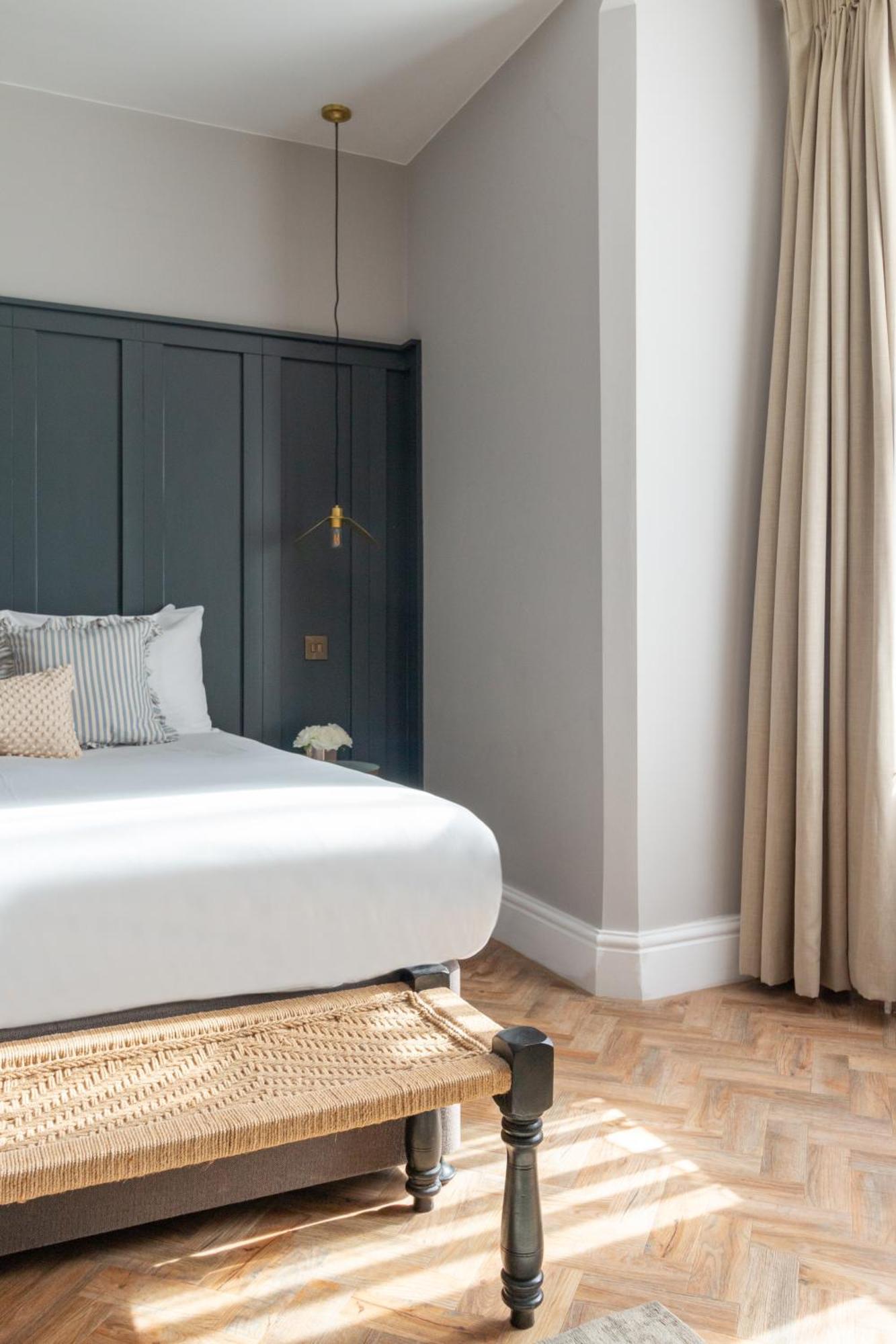 Hy Lytham St Anne'S Aparthotel Lytham St Annes Exterior foto A bedroom at the hotel